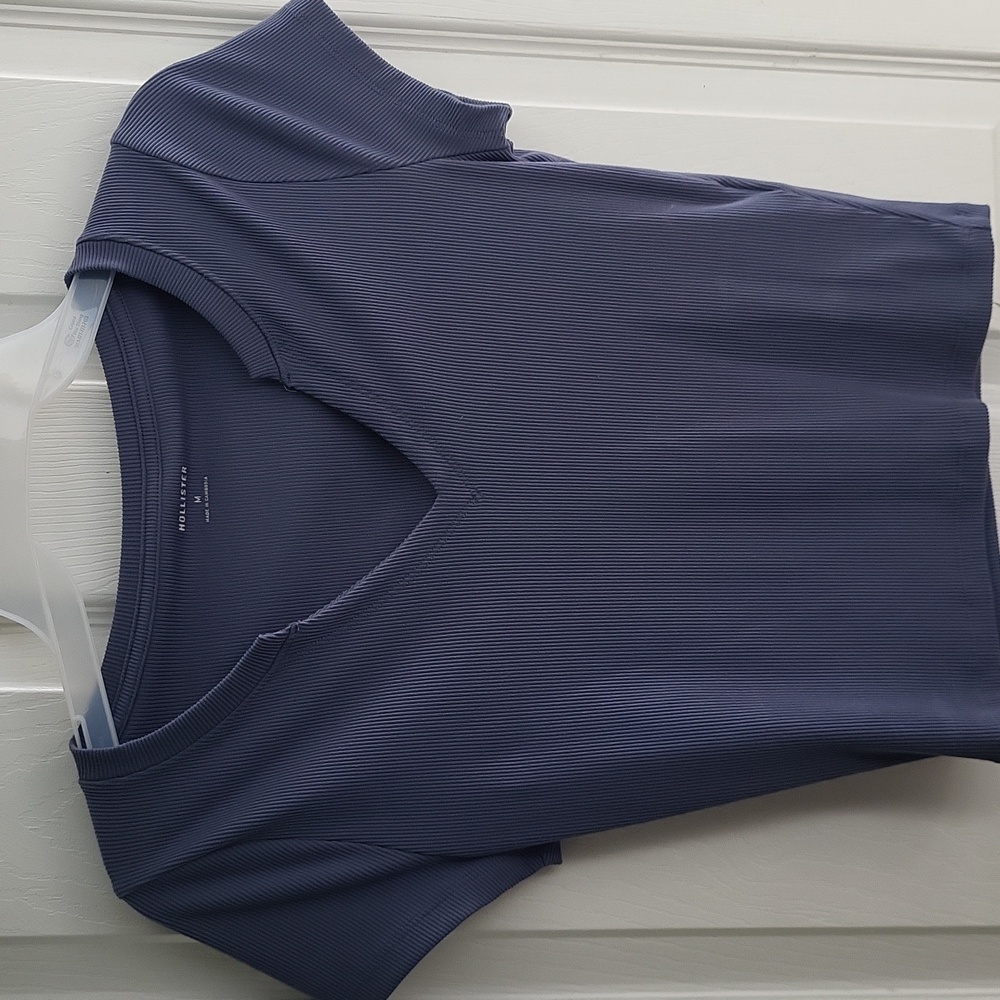 Hollister Women's Blue Ribbed V-Neck Tee